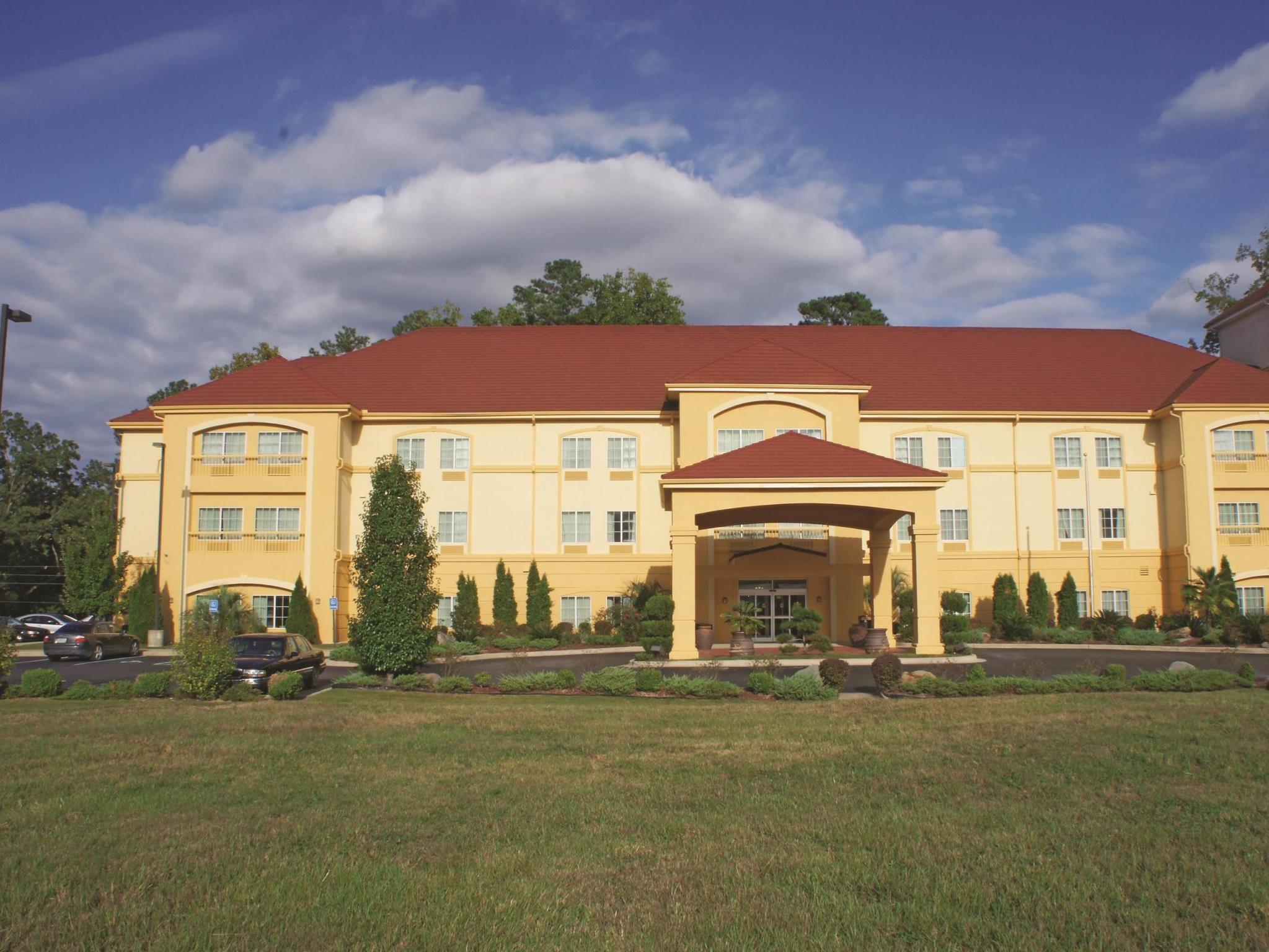 La Quinta Inn & Suites Fultondale Exterior photo