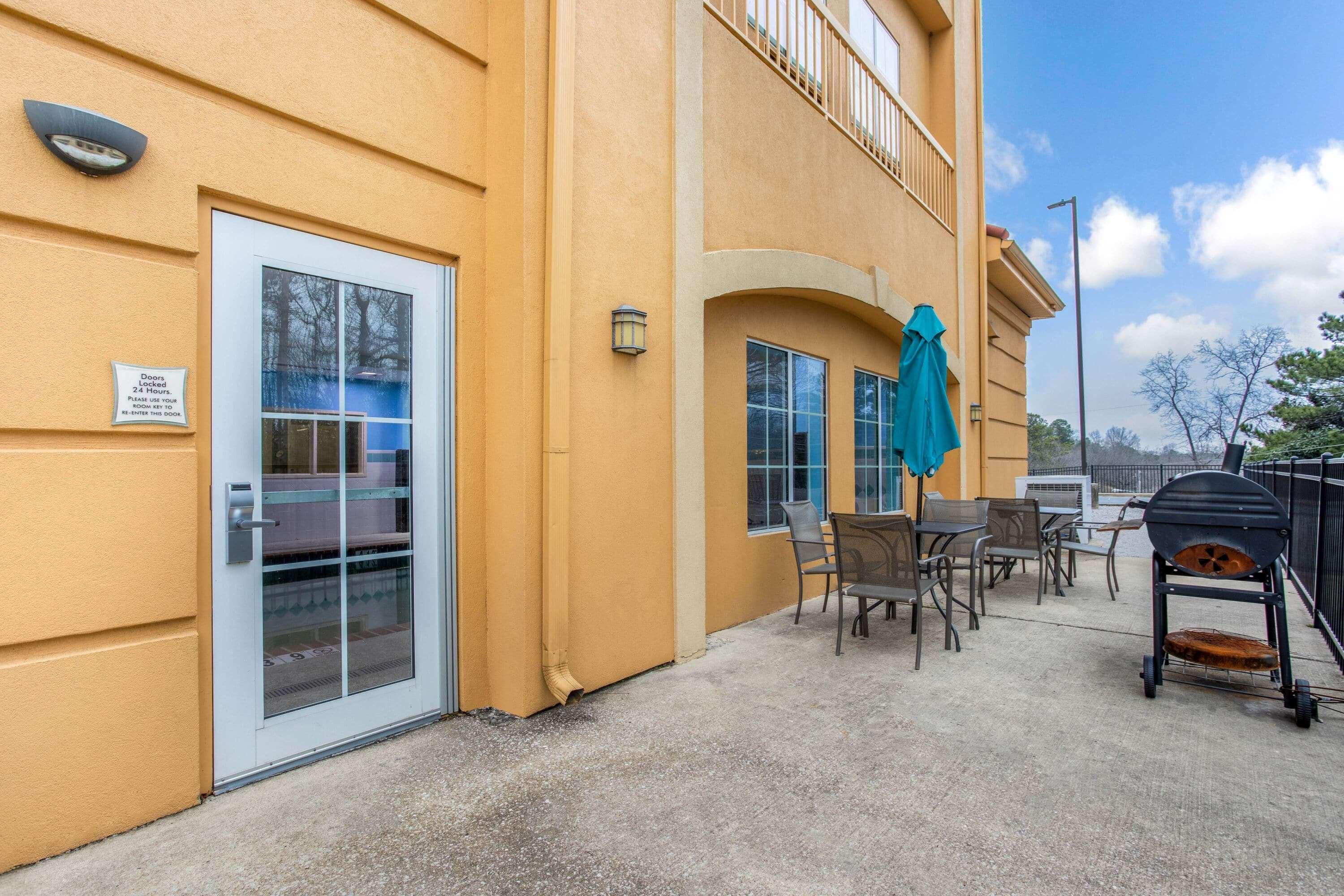 La Quinta Inn & Suites Fultondale Exterior photo