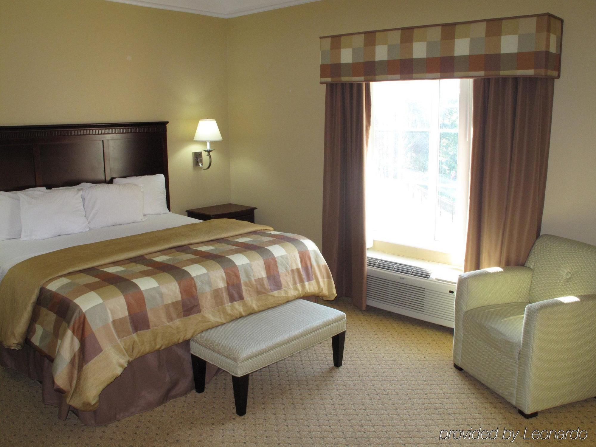 La Quinta Inn & Suites Fultondale Room photo